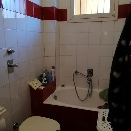 Roberta A Apartment *